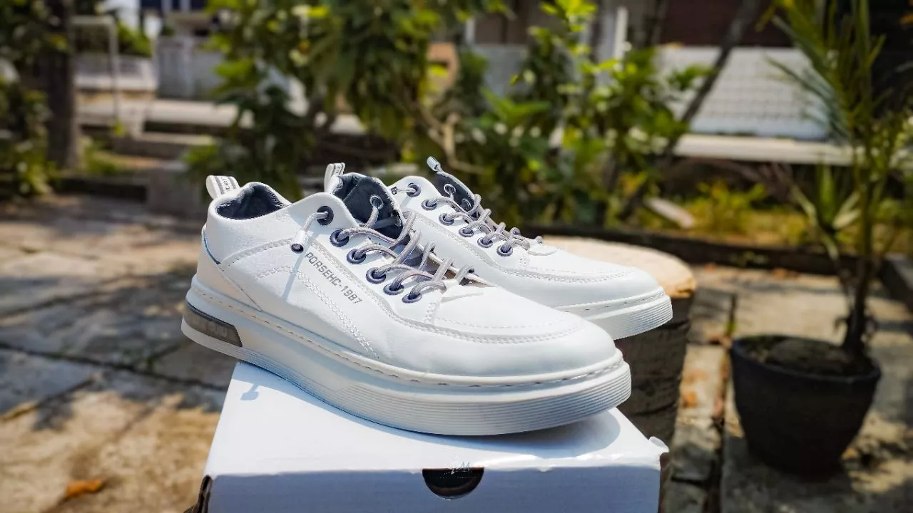 1. Leedoo Sepatu Pria Formal Sneakers Original Muda Kekinian Tali Hitam Kulit Sepatu Shoes Putih MC421 - Foto ulasan pembeli
