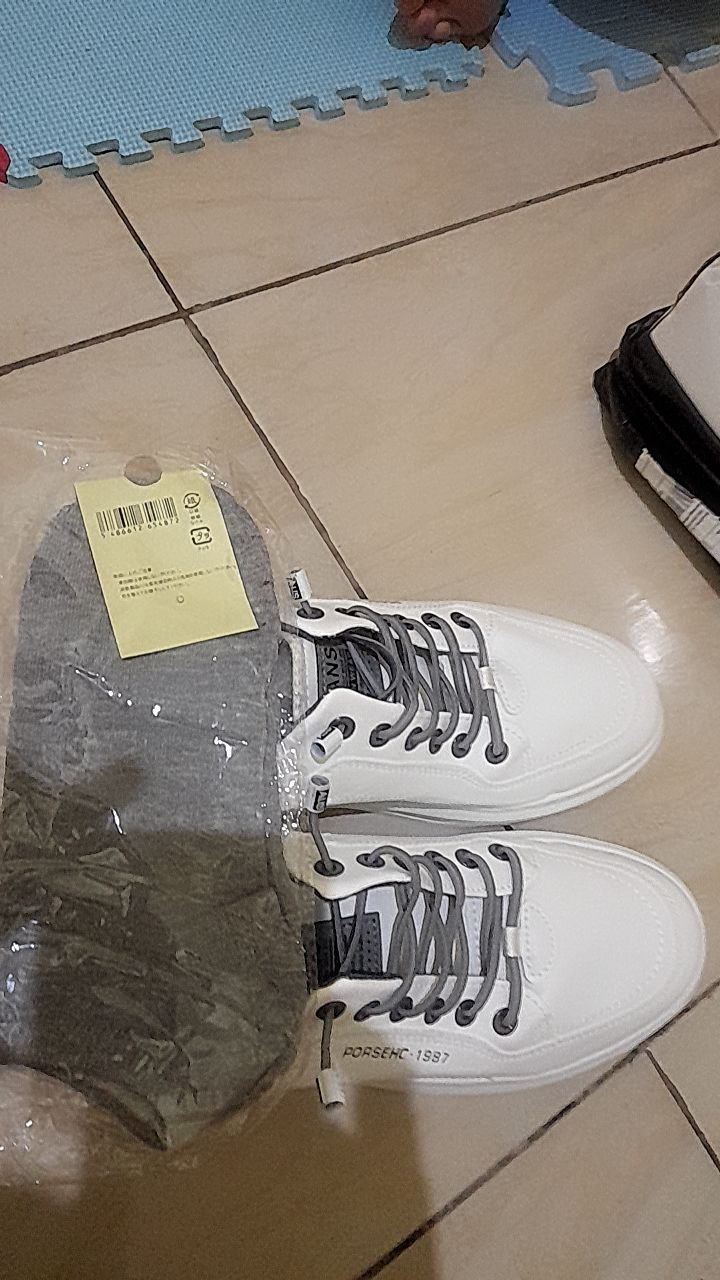 1. Leedoo Sepatu Pria Formal Sneakers Original Muda Kekinian Tali Hitam Kulit Sepatu Shoes Putih MC421 - Foto ulasan pembeli