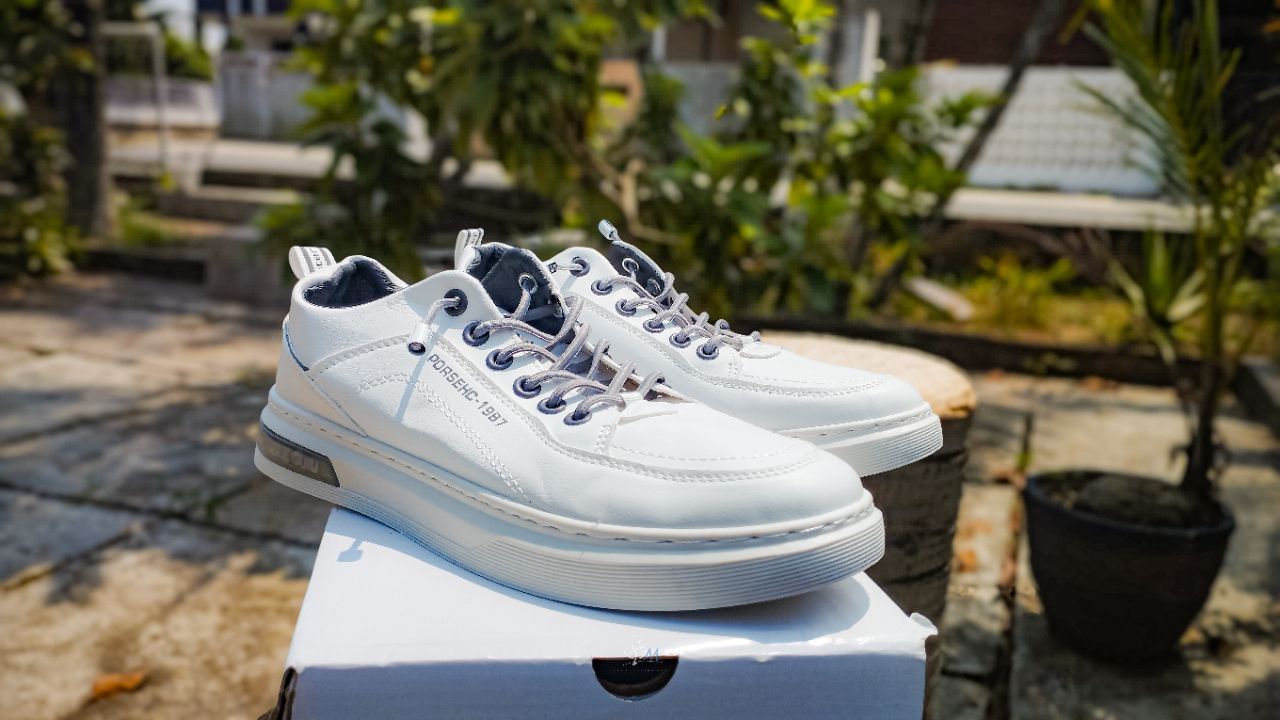 1. Leedoo Sepatu Pria Formal Sneakers Original Muda Kekinian Tali Hitam Kulit Sepatu Shoes Putih MC421 - Foto ulasan pembeli