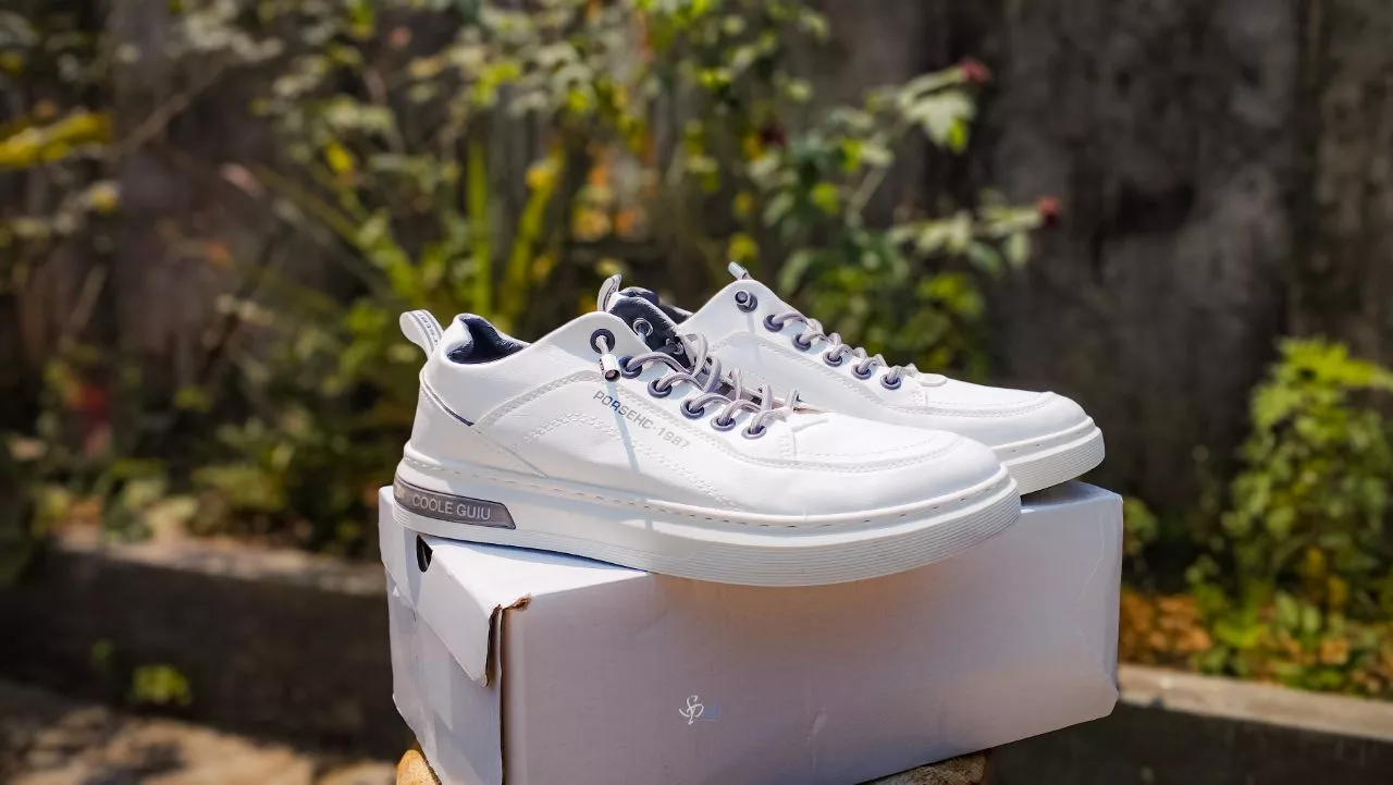 1. Leedoo Sepatu Pria Formal Sneakers Original Muda Kekinian Tali Hitam Kulit Sepatu Shoes Putih MC421 - Foto ulasan pembeli