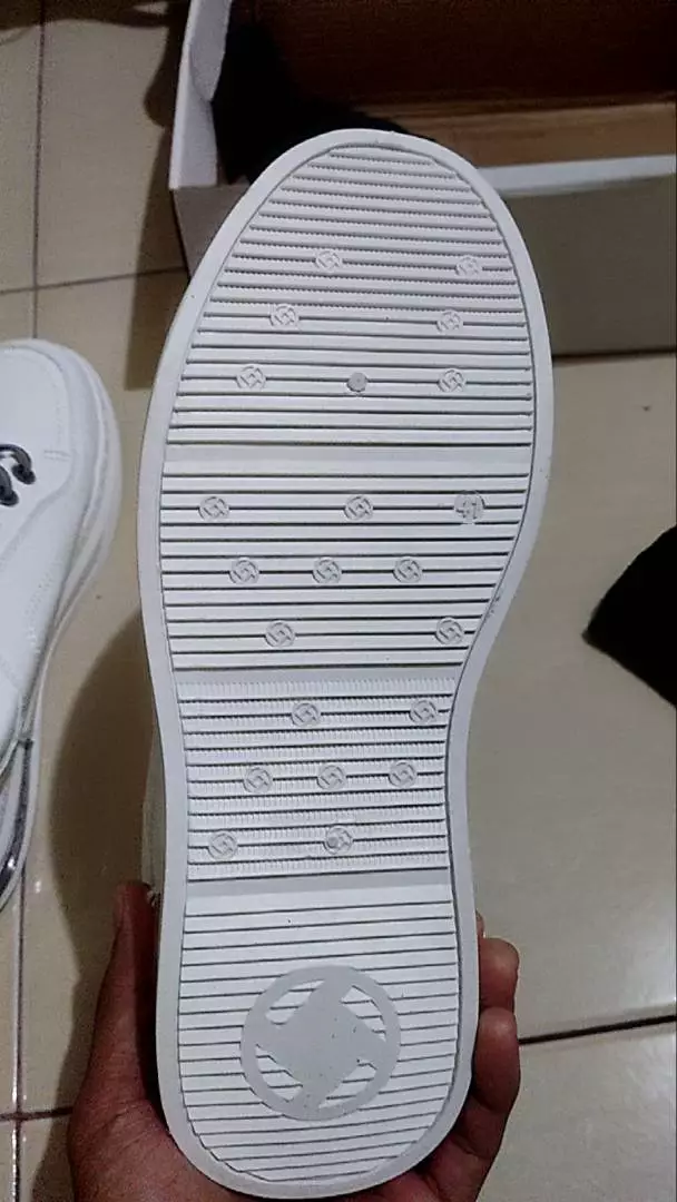 1. Leedoo Sepatu Pria Formal Sneakers Original Muda Kekinian Tali Hitam Kulit Sepatu Shoes Putih MC421 - Foto ulasan pembeli