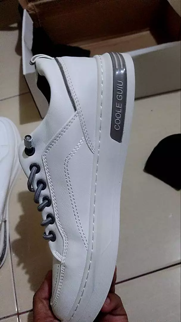 1. Leedoo Sepatu Pria Formal Sneakers Original Muda Kekinian Tali Hitam Kulit Sepatu Shoes Putih MC421 - Foto ulasan pembeli