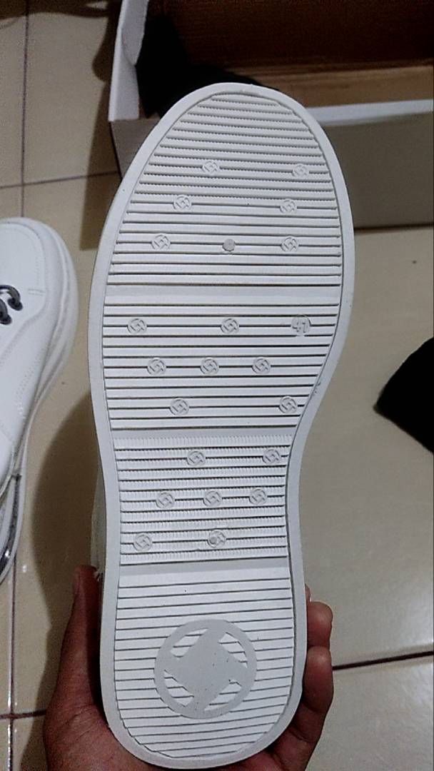 1. Leedoo Sepatu Pria Formal Sneakers Original Muda Kekinian Tali Hitam Kulit Sepatu Shoes Putih MC421 - Foto ulasan pembeli