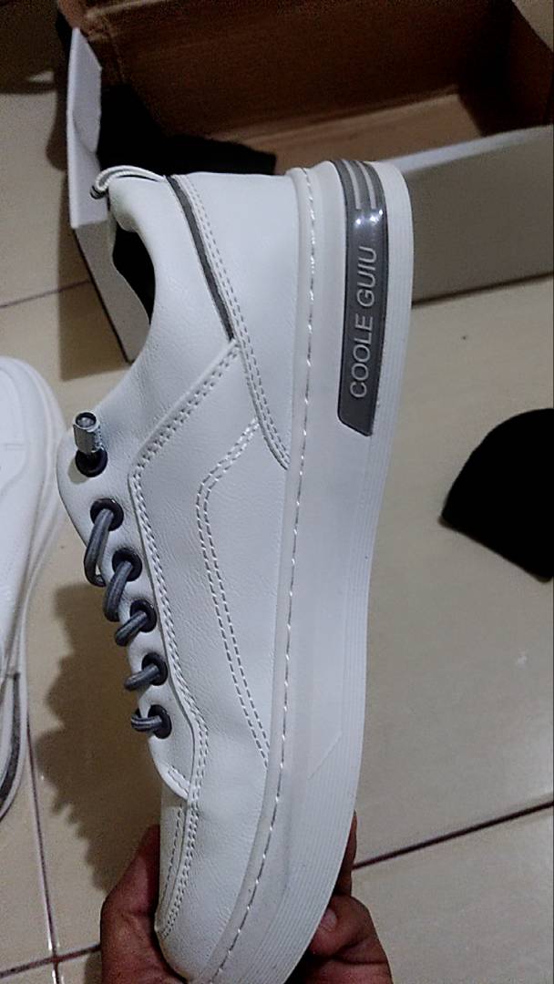 1. Leedoo Sepatu Pria Formal Sneakers Original Muda Kekinian Tali Hitam Kulit Sepatu Shoes Putih MC421 - Foto ulasan pembeli