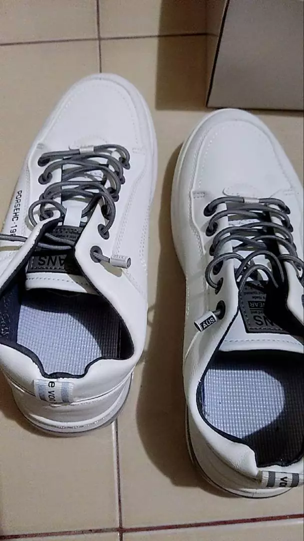 1. Leedoo Sepatu Pria Formal Sneakers Original Muda Kekinian Tali Hitam Kulit Sepatu Shoes Putih MC421 - Foto ulasan pembeli