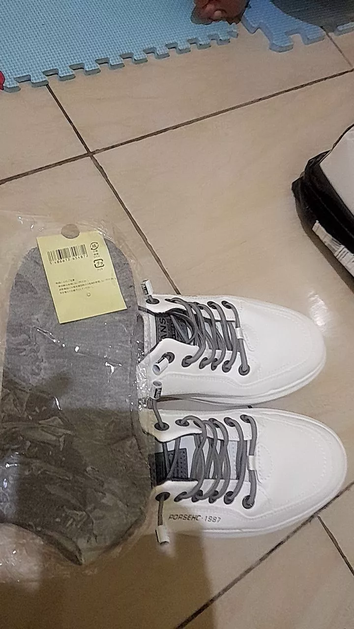1. Leedoo Sepatu Pria Formal Sneakers Original Muda Kekinian Tali Hitam Kulit Sepatu Shoes Putih MC421 - Foto ulasan pembeli