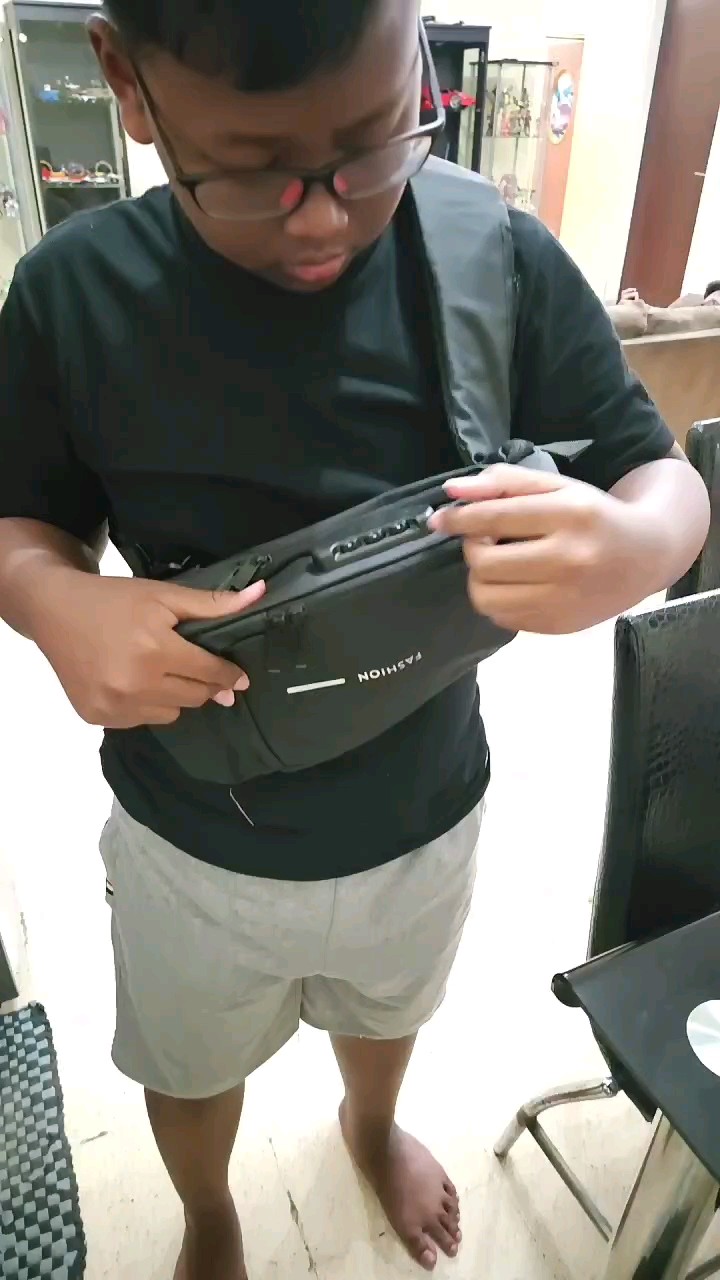 2. CIVETO TS207 Tas Selempang Pria USB Fashion Waterproof Men Chest Sling Bag - Foto ulasan pembeli