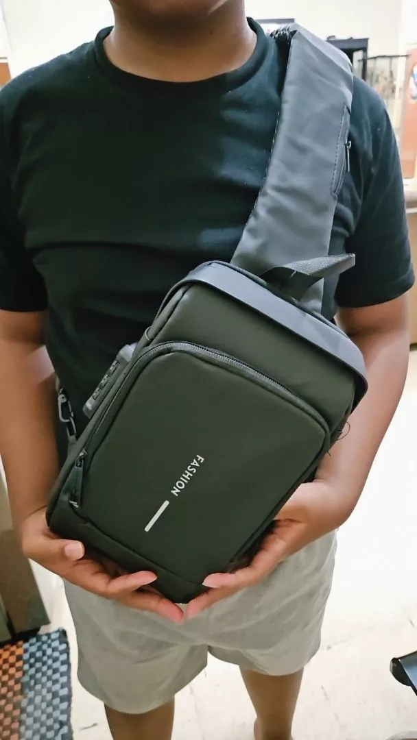 2. CIVETO TS207 Tas Selempang Pria USB Fashion Waterproof Men Chest Sling Bag - Foto ulasan pembeli