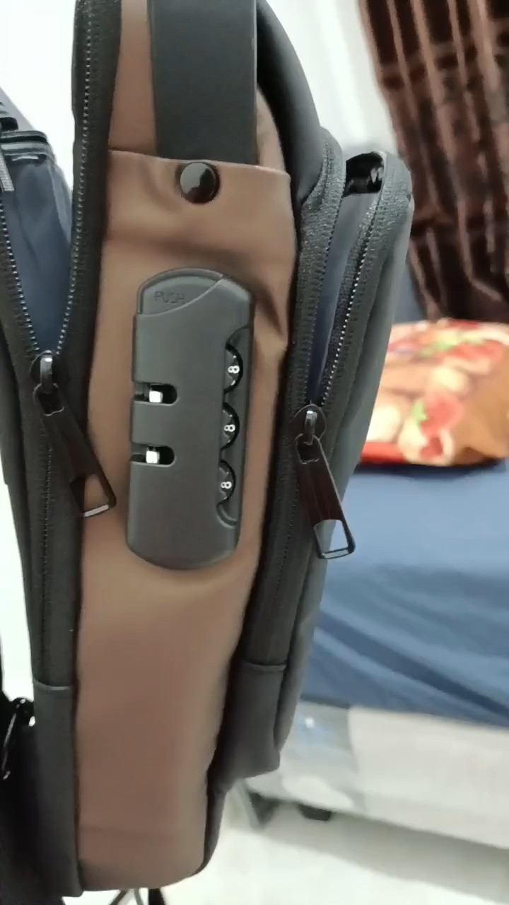 2. CIVETO TS207 Tas Selempang Pria USB Fashion Waterproof Men Chest Sling Bag - Foto ulasan pembeli