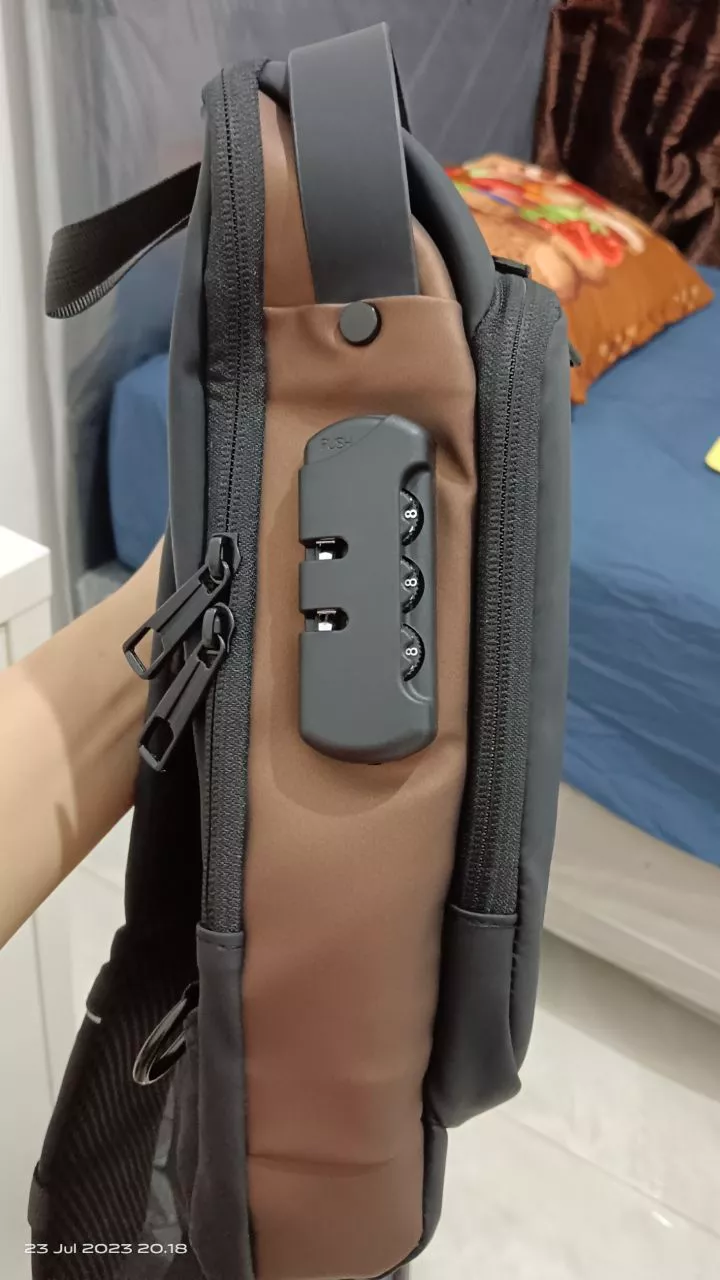 2. CIVETO TS207 Tas Selempang Pria USB Fashion Waterproof Men Chest Sling Bag - Foto ulasan pembeli