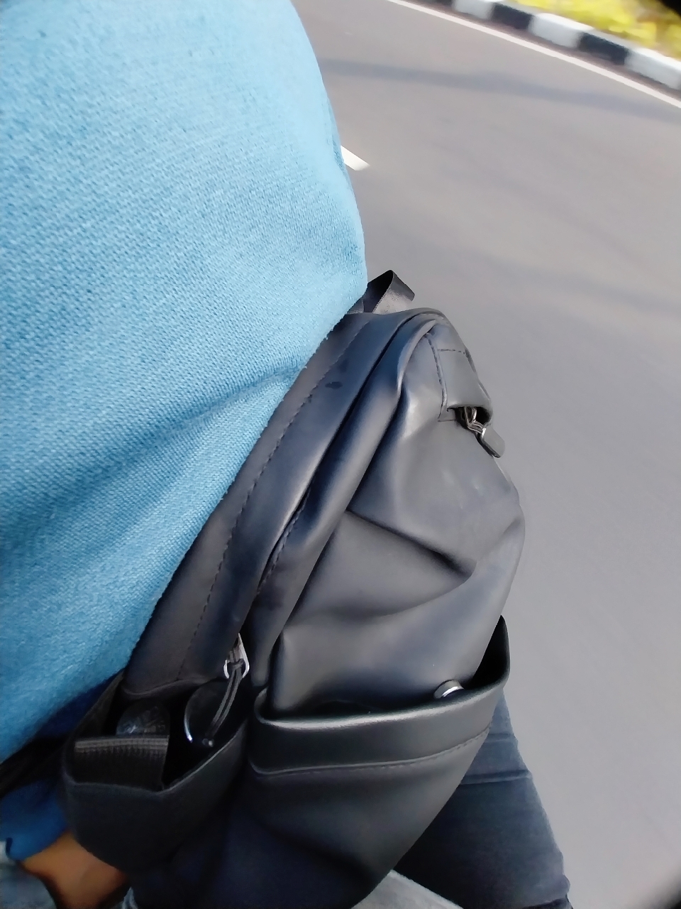 5. Freeknight Tas Selempang Pria Tas Slempang Bahu Pria Wanita Ringan Anti Air Sling Bag Travel Pouch Hitam TS610 - Foto ulasan pembeli