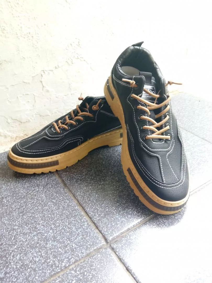 6. Leedoo Sepatu Kerja Pria Casual Outdoor Sneakers Original 100 Kekinian Olahraga Shoes Hitam MC448 - Foto ulasan pembeli