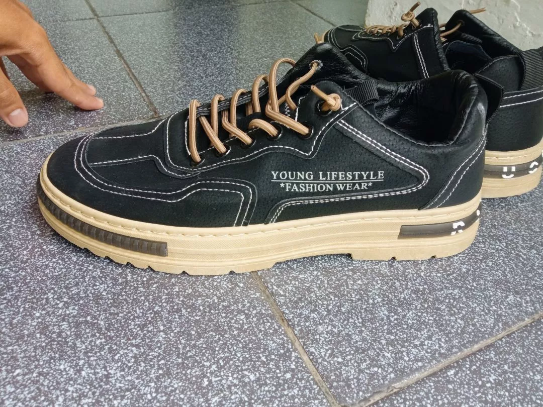 6. Leedoo Sepatu Kerja Pria Casual Outdoor Sneakers Original 100 Kekinian Olahraga Shoes Hitam MC448 - Foto ulasan pembeli