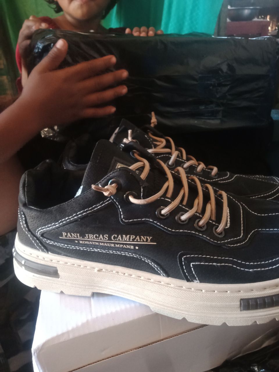 6. Leedoo Sepatu Kerja Pria Casual Outdoor Sneakers Original 100 Kekinian Olahraga Shoes Hitam MC448 - Foto ulasan pembeli