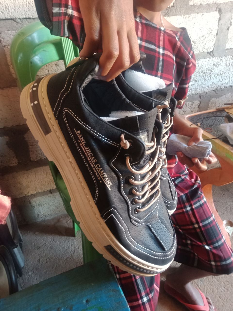 6. Leedoo Sepatu Kerja Pria Casual Outdoor Sneakers Original 100 Kekinian Olahraga Shoes Hitam MC448 - Foto ulasan pembeli
