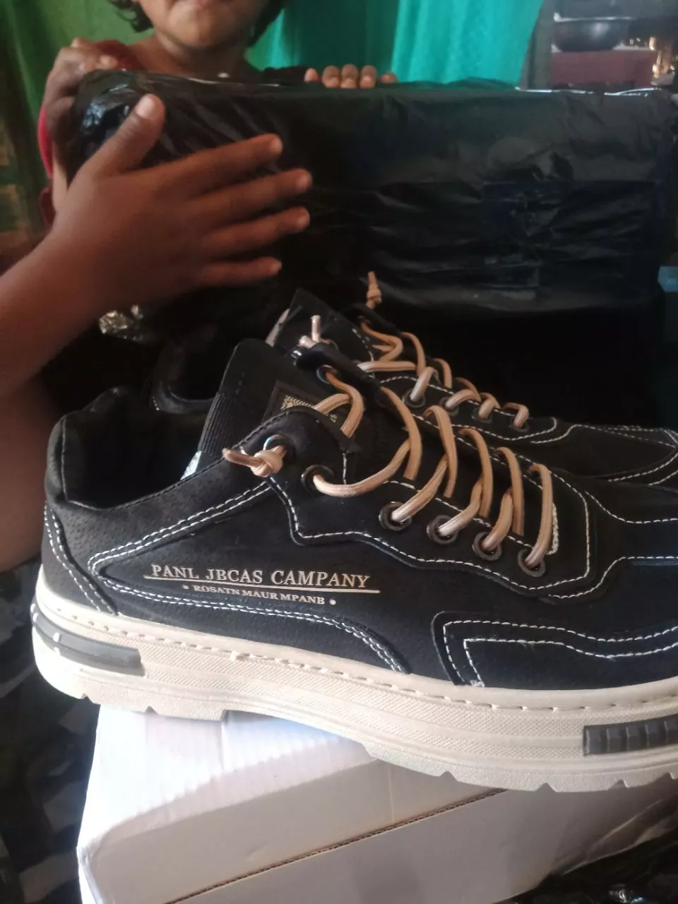 6. Leedoo Sepatu Kerja Pria Casual Outdoor Sneakers Original 100 Kekinian Olahraga Shoes Hitam MC448 - Foto ulasan pembeli