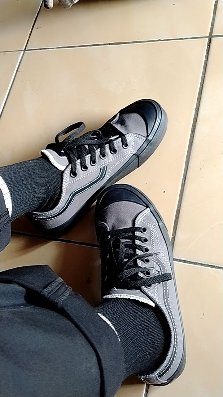 8. SABA Veloz Grey Black - Sepatu Sneakers Casual Pria Wanita | Simple, Nyaman & Kekinian VLZ 20 - Foto ulasan pembeli