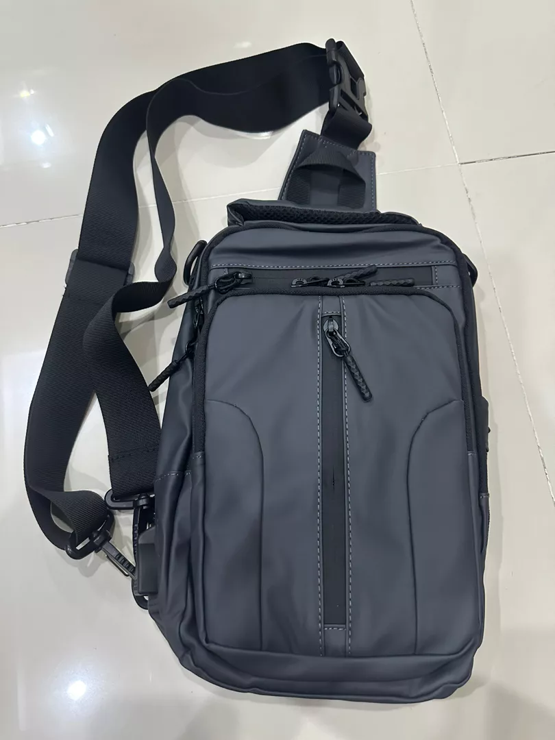 9. Freeknight Tas Selempang Travel USB Port Sling Bag Tas Slempang Pria Keren Multifungsi Cross Body Bag TS718 - Foto ulasan pembeli