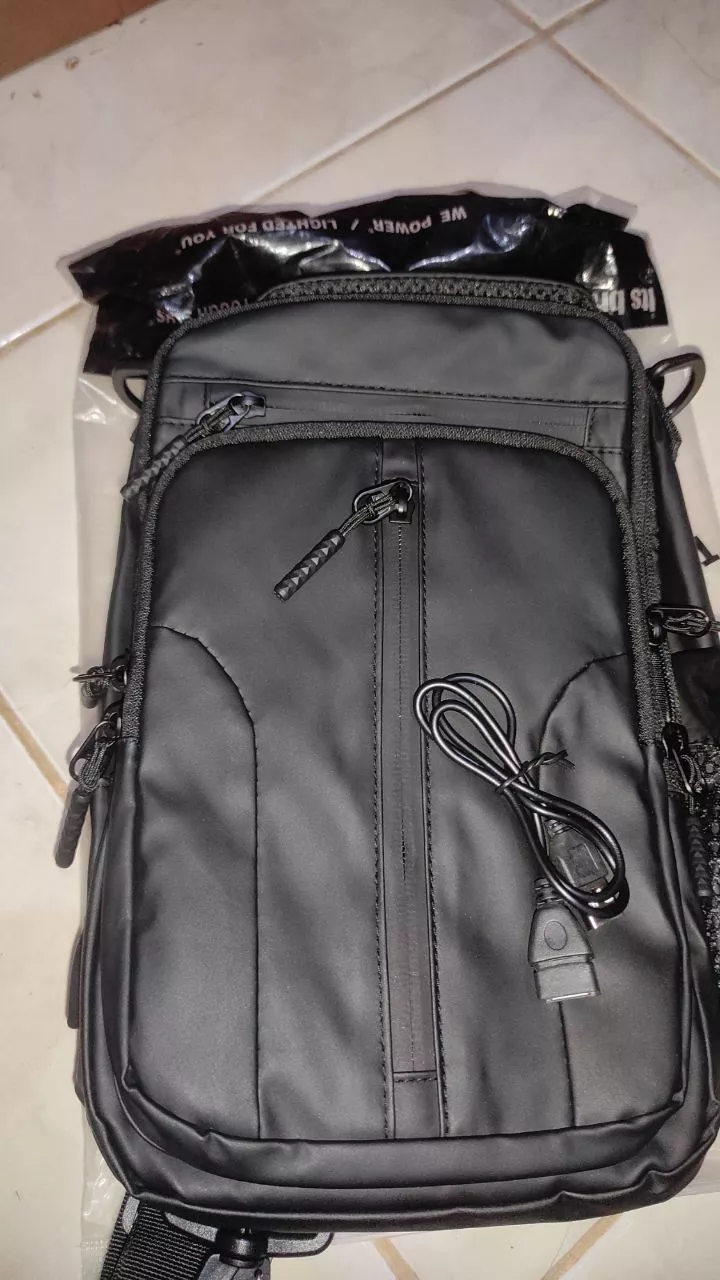 9. Freeknight Tas Selempang Travel USB Port Sling Bag Tas Slempang Pria Keren Multifungsi Cross Body Bag TS718 - Foto ulasan pembeli