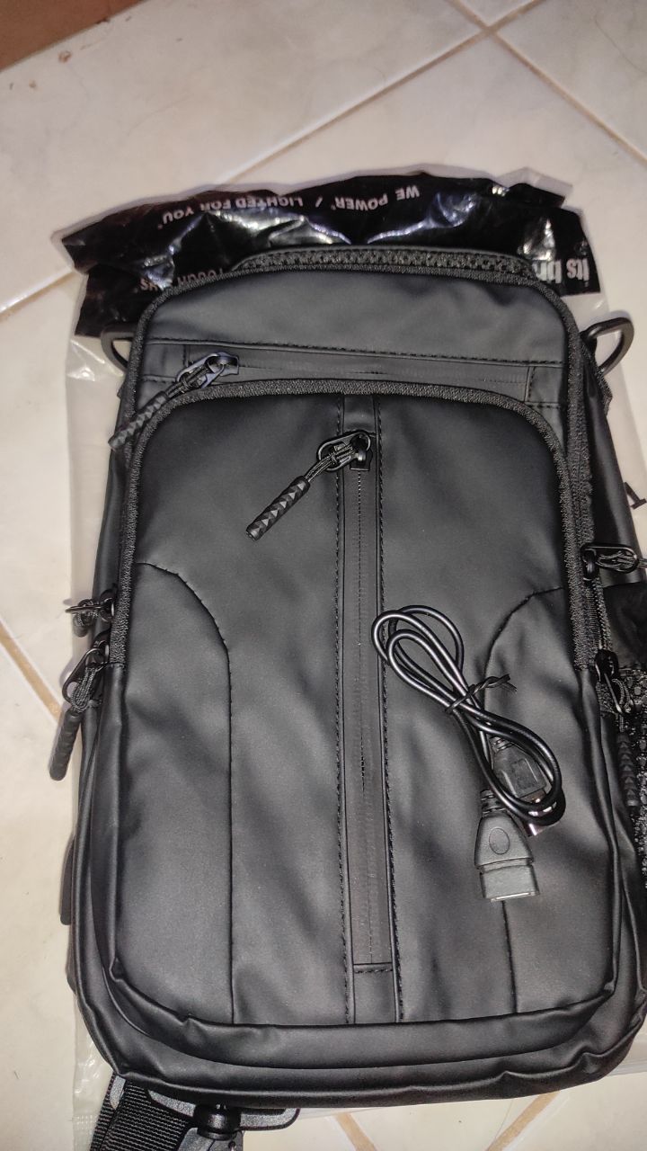 9. Freeknight Tas Selempang Travel USB Port Sling Bag Tas Slempang Pria Keren Multifungsi Cross Body Bag TS718 - Foto ulasan pembeli