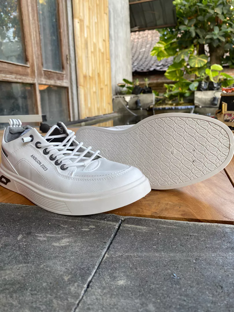 9. Leedoo Sepatu Sneakers Pria Original Casual Olahraga Sporty LarI Pria Dewasa Shoes Putih MC429 - Foto ulasan pembeli