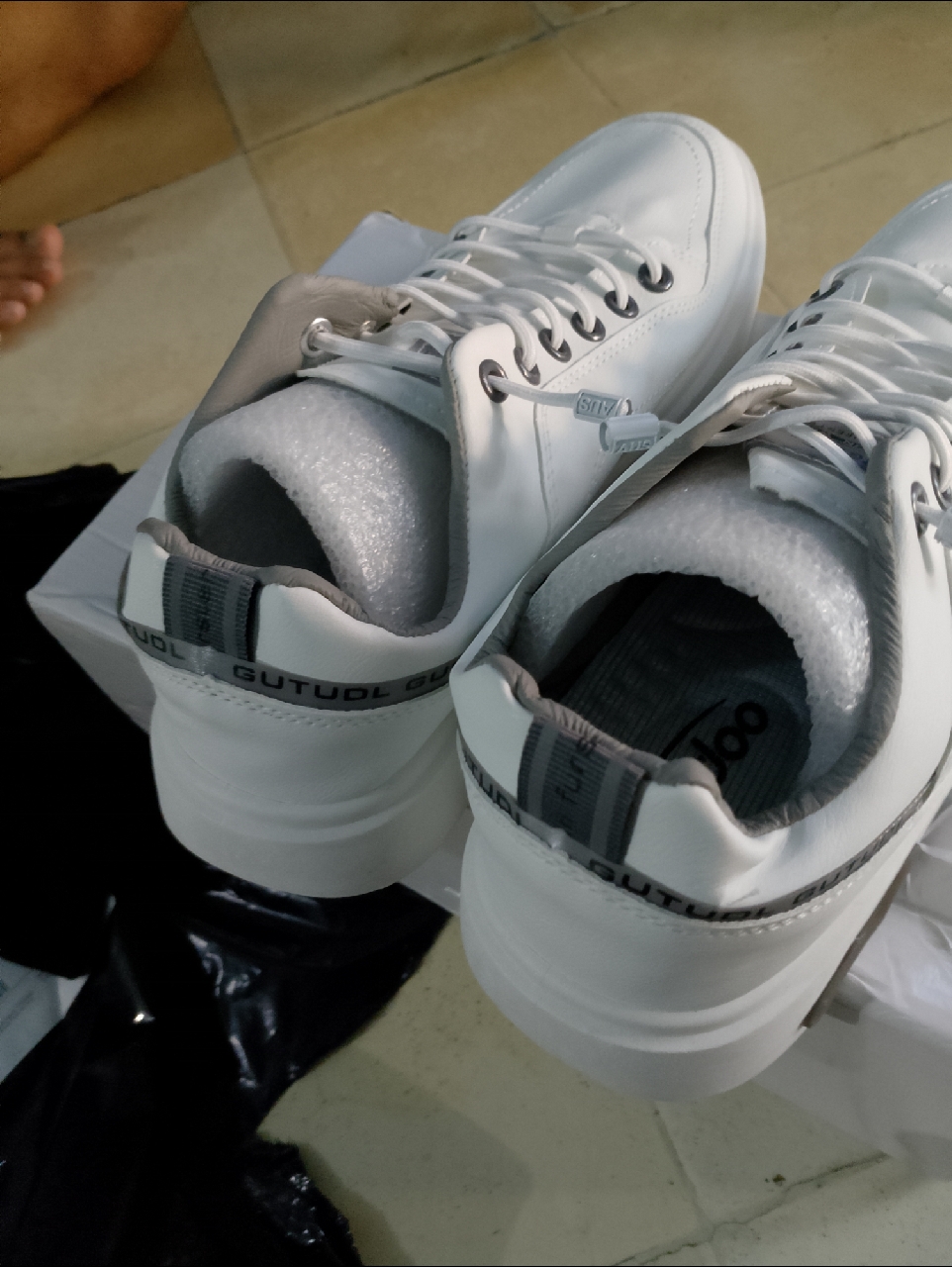 9. Leedoo Sepatu Sneakers Pria Original Casual Olahraga Sporty LarI Pria Dewasa Shoes Putih MC429 - Foto ulasan pembeli
