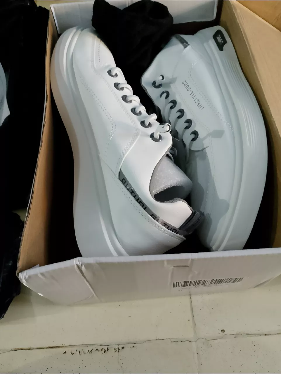 9. Leedoo Sepatu Sneakers Pria Original Casual Olahraga Sporty LarI Pria Dewasa Shoes Putih MC429 - Foto ulasan pembeli