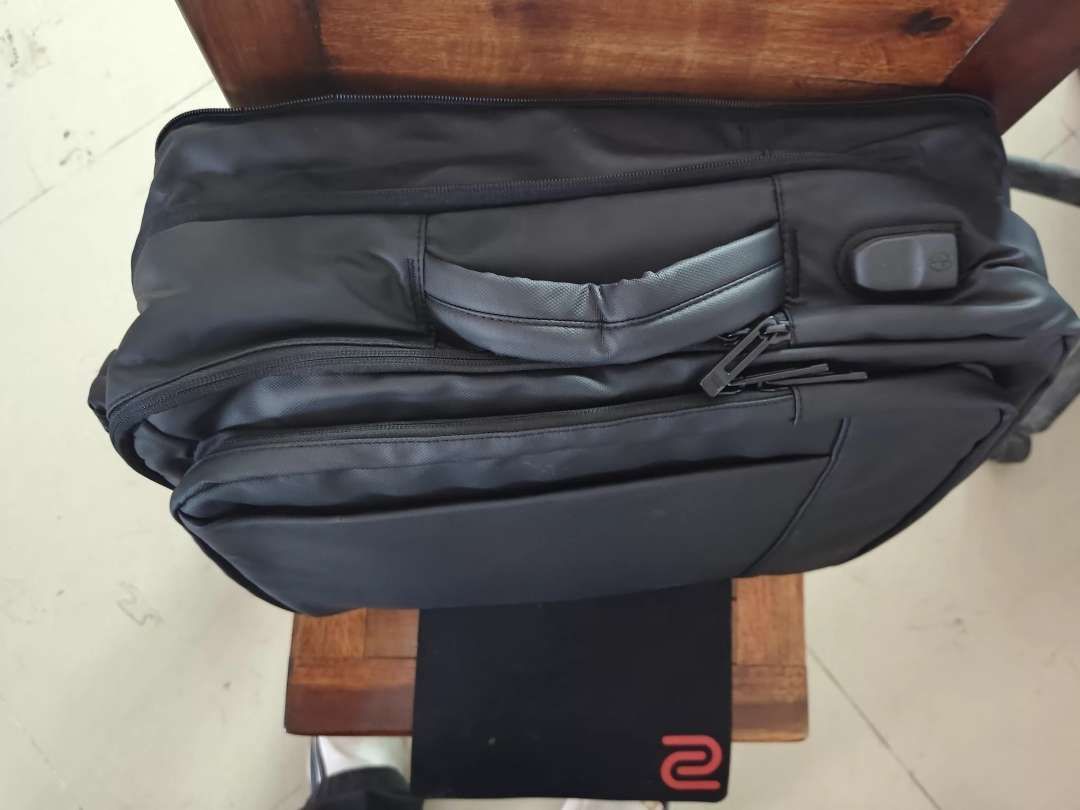 GuluCarrier Tas Ransel Pria Kantor Tahan Air Multifungsi Tas Laptop Travel Kapasitas Besar Original - Foto ulasan pembeli