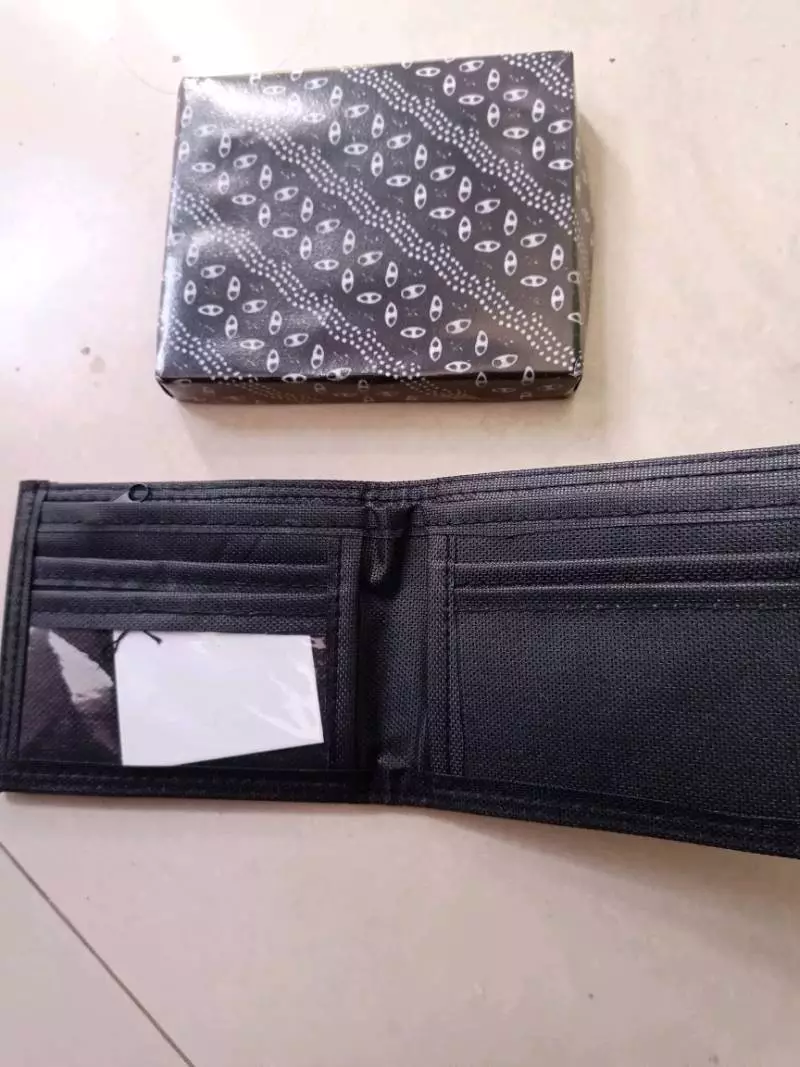 Dompet Kulit Pria Bifold Lipat Dua V45 Dompet Pria Kulit Casual + Bonus Box - Foto ulasan pembeli