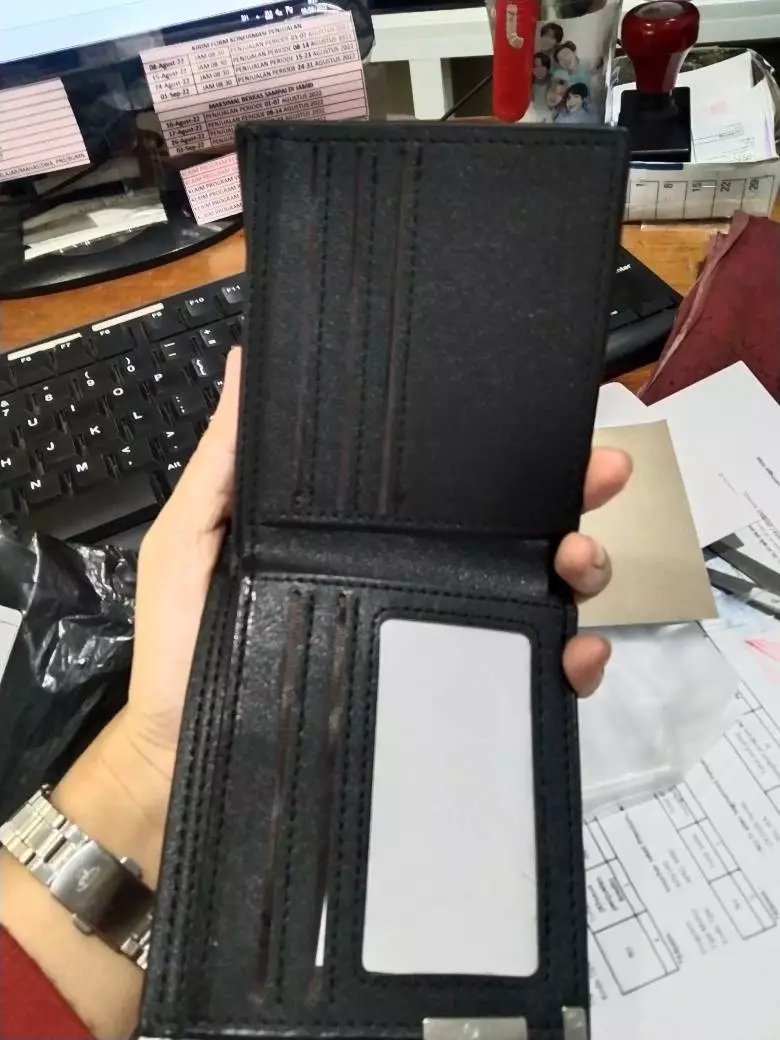 Dompet Pria Lipat Kulit Hitam 2 Sekat 4 Kartu - Foto ulasan pembeli