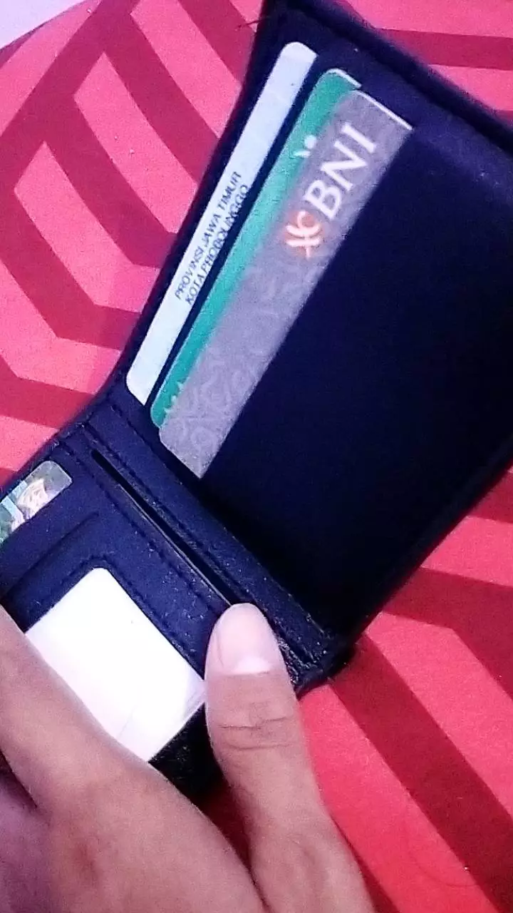 Dompet Pria Lipat Kulit Hitam 2 Sekat 4 Kartu - Foto ulasan pembeli