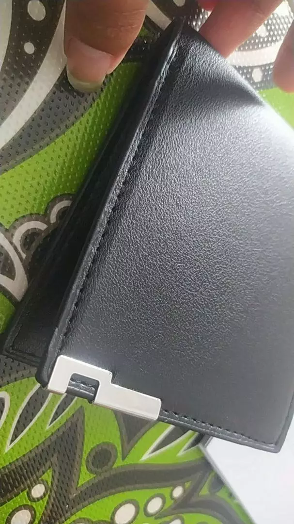 Dompet Pria Lipat Kulit Hitam 2 Sekat 4 Kartu - Foto ulasan pembeli