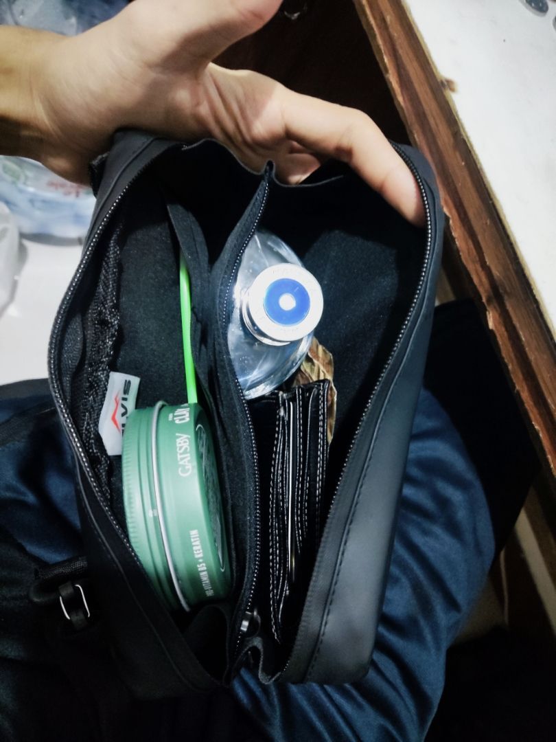 Elvis Vektra Clutch Handbag Slingbag Tahan Air - Foto ulasan pembeli