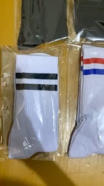 Kaos Kaki Strip Setrip Garis Pria Oldschool Skate Panjang Premium - Sendy Socks - Foto ulasan pembeli