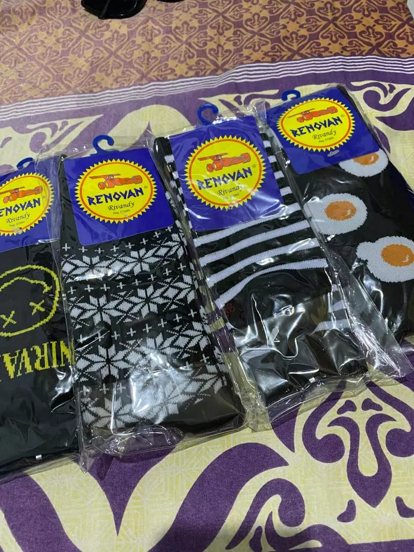 Kaos kaki skate motif donat catur england pisang ayam dll - Foto ulasan pembeli