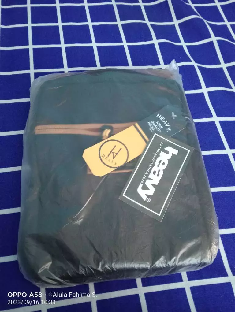 Heavy Slingbag Original - Tas Selempang Bahu Pria Sling Bag Mini Tas Pria Kasual Pouch - Foto ulasan pembeli
