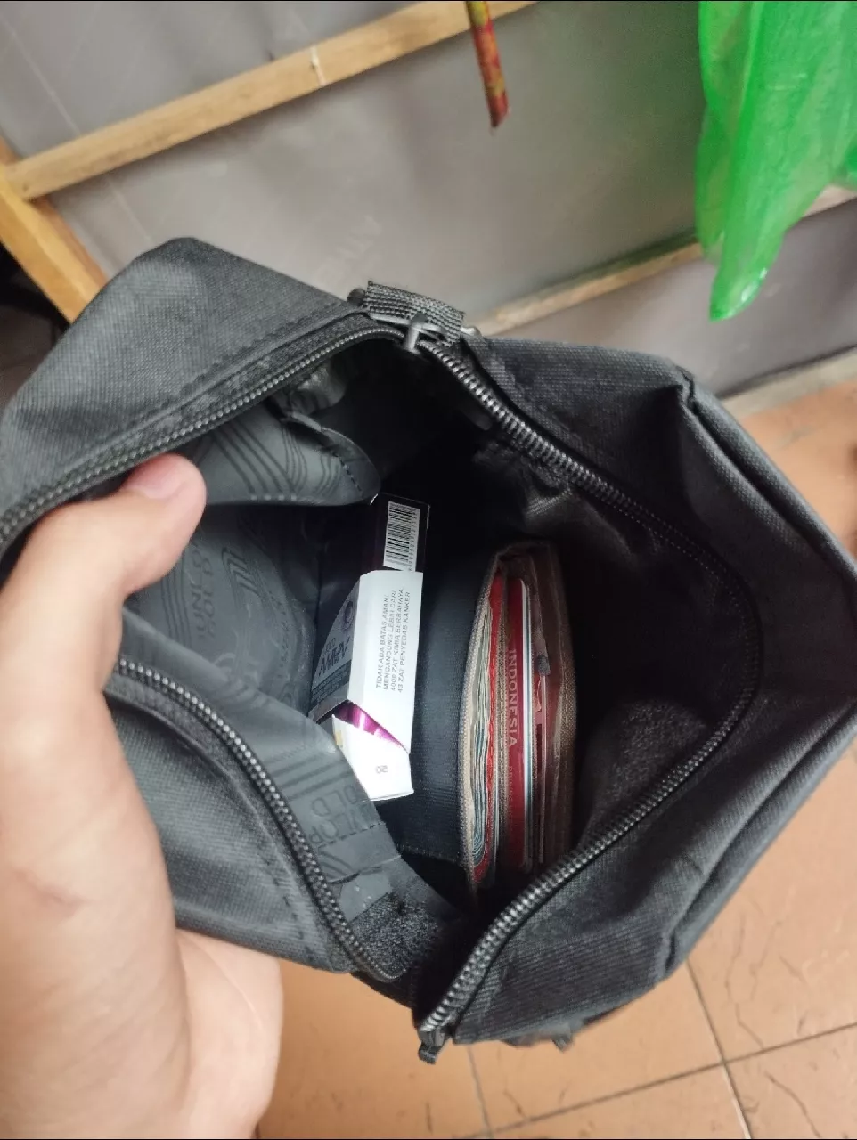 Highmore Slingbag Unisex Hitam Cordura Stylish - Foto ulasan pembeli