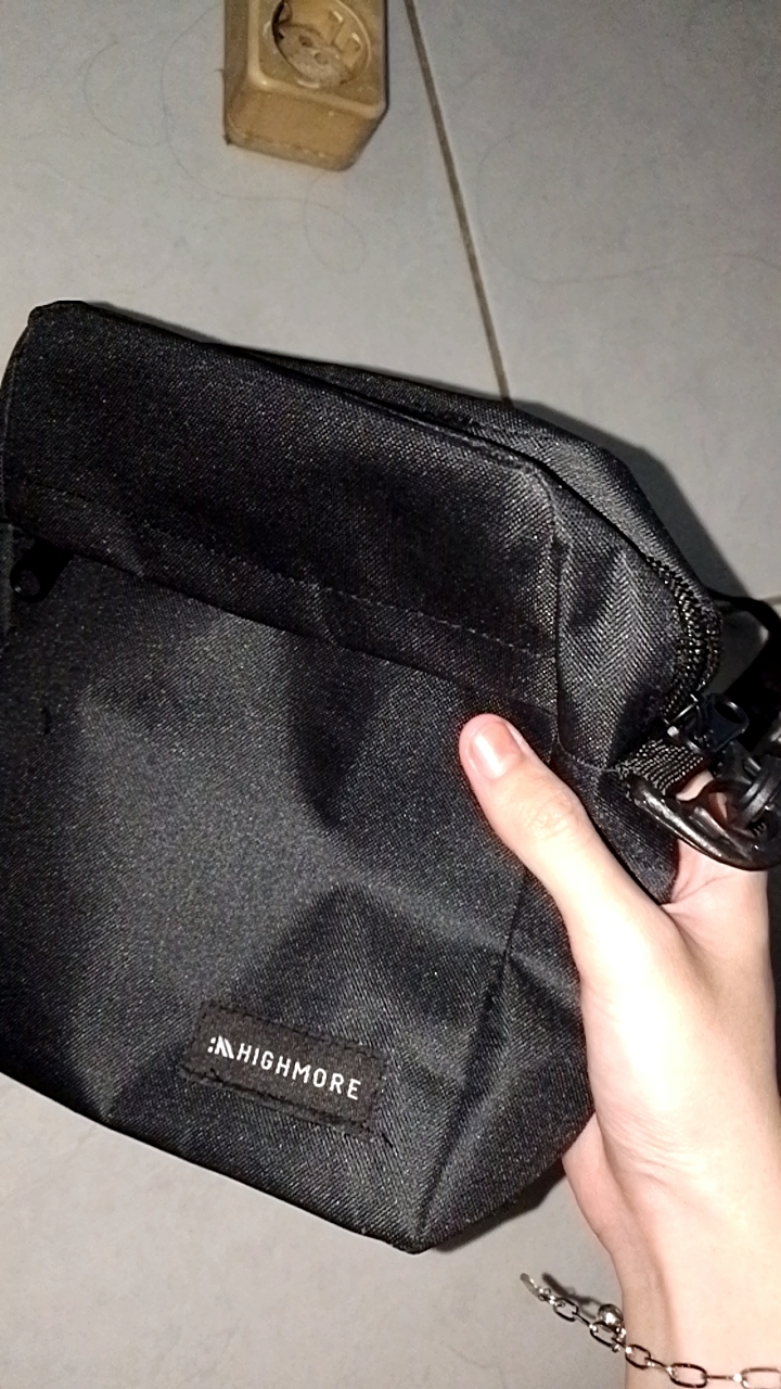 Highmore Slingbag Unisex Hitam Cordura Stylish - Foto ulasan pembeli