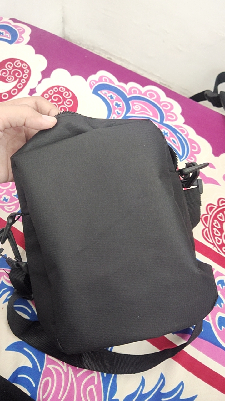Highmore Slingbag Unisex Hitam Cordura Stylish - Foto ulasan pembeli