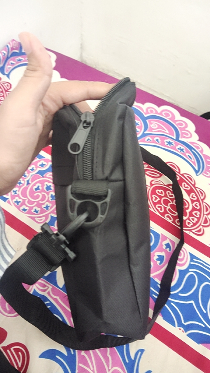 Highmore Slingbag Unisex Hitam Cordura Stylish - Foto ulasan pembeli