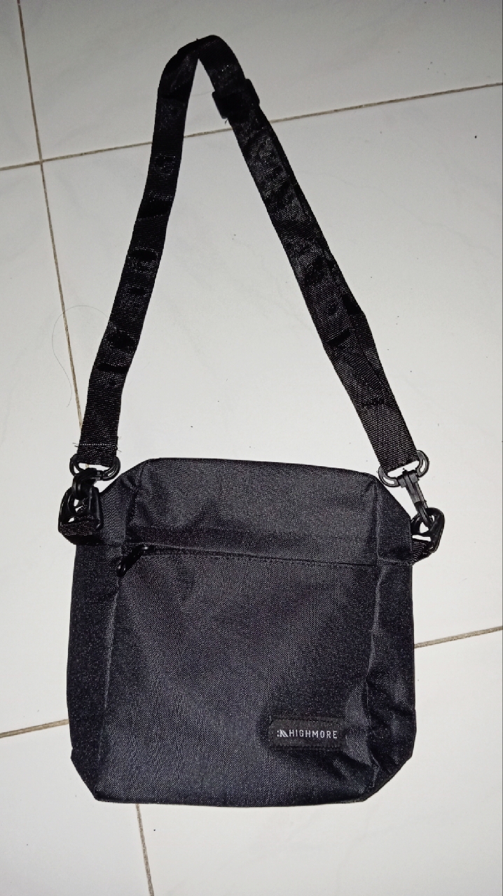 Highmore Slingbag Unisex Hitam Cordura Stylish - Foto ulasan pembeli
