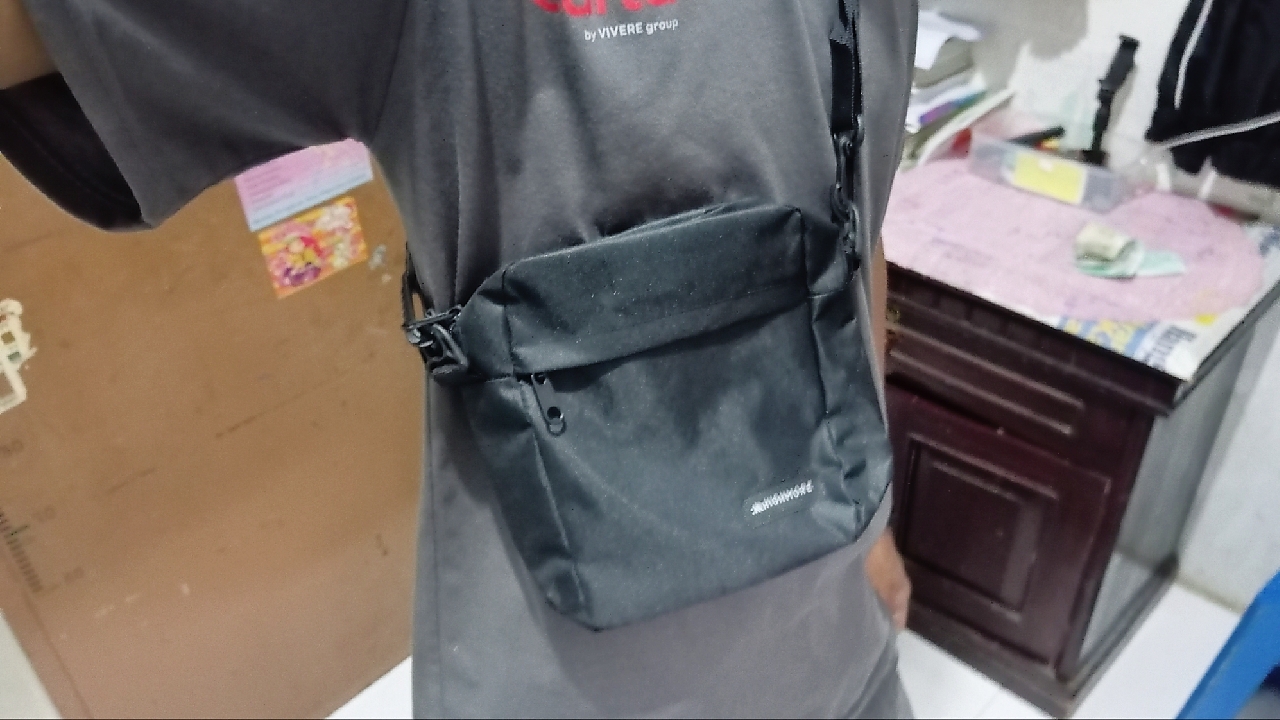 Highmore Slingbag Unisex Hitam Cordura Stylish - Foto ulasan pembeli