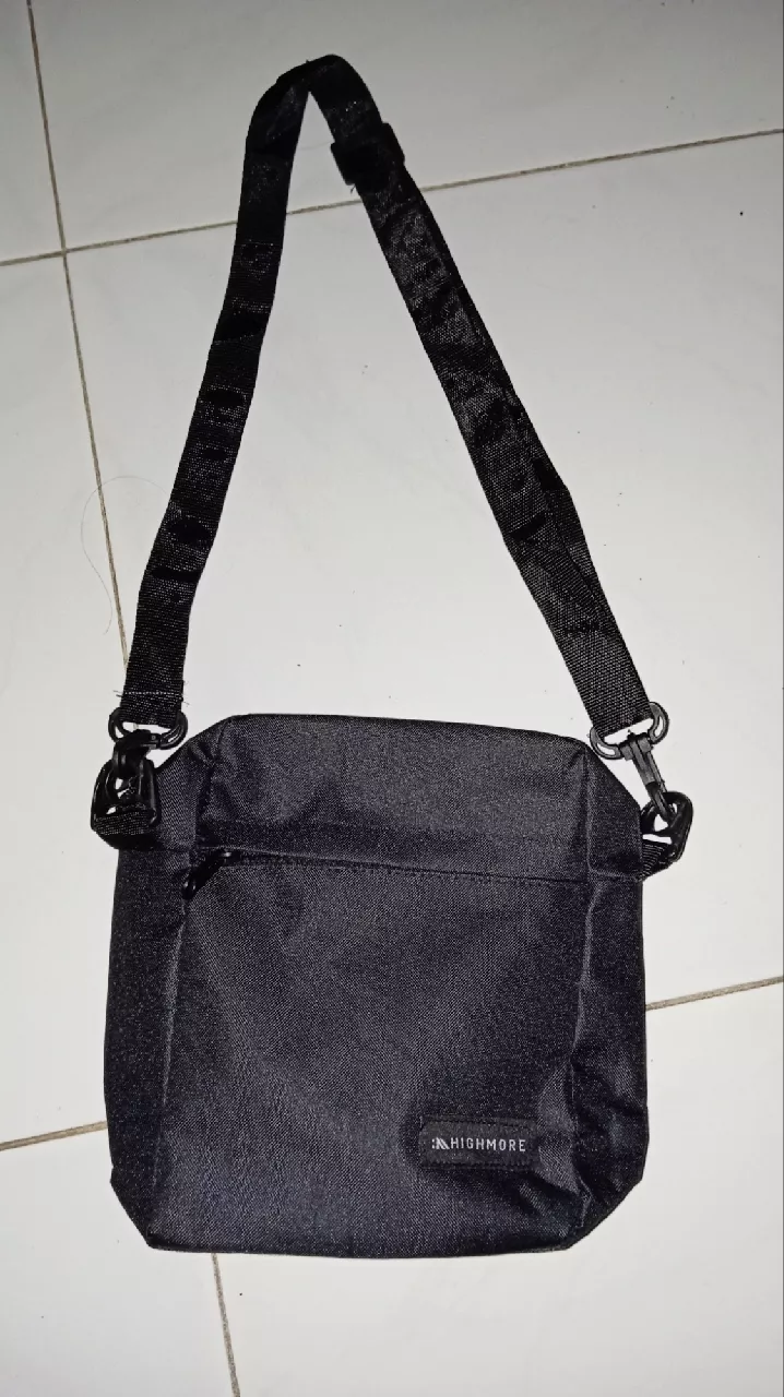 Highmore Slingbag Unisex Hitam Cordura Stylish - Foto ulasan pembeli