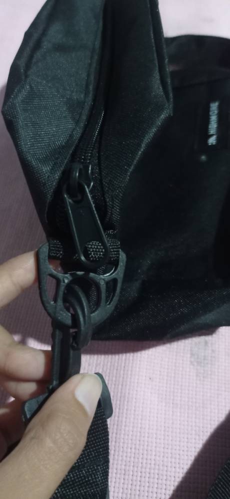 Highmore Slingbag Unisex Hitam Cordura Stylish - Foto ulasan pembeli