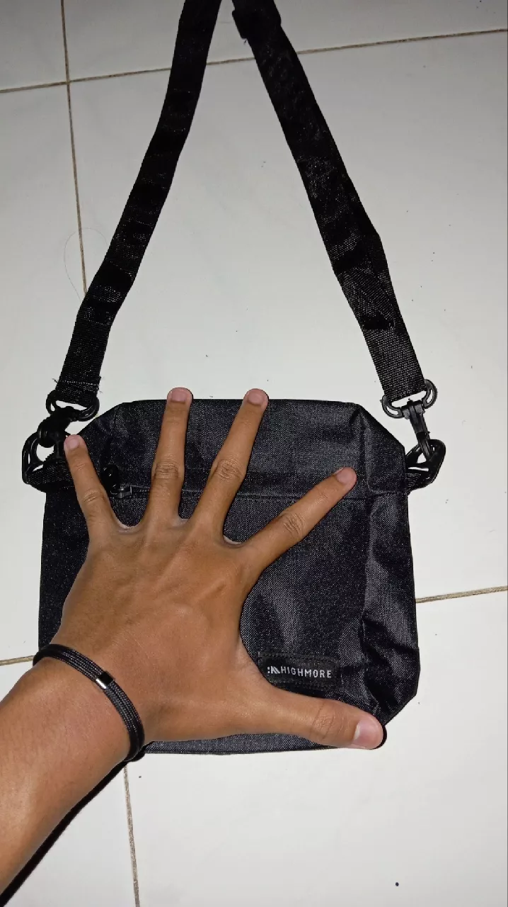 Highmore Slingbag Unisex Hitam Cordura Stylish - Foto ulasan pembeli