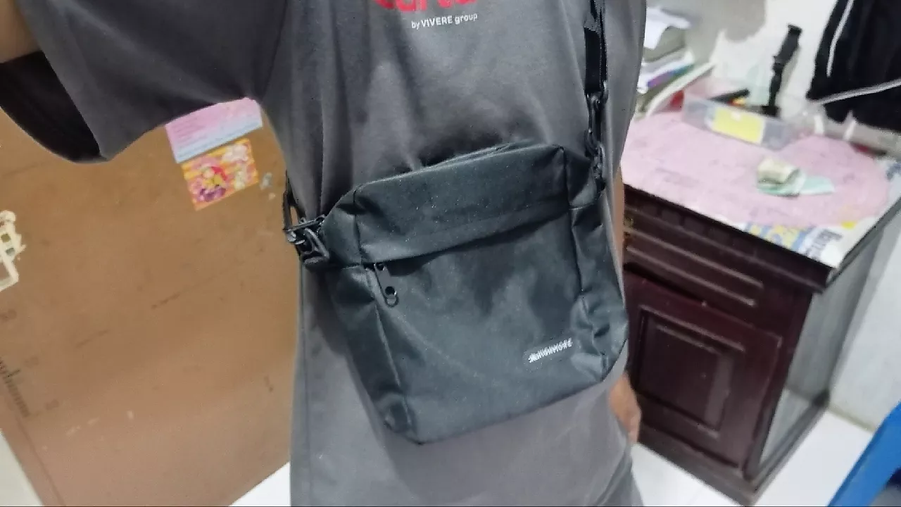 Highmore Slingbag Unisex Hitam Cordura Stylish - Foto ulasan pembeli