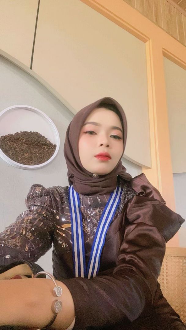 Hijab Segi Empat Paris Jadul ORI Varisha - Hijab Terlaris - foto 7 dari 10, dindamdiva