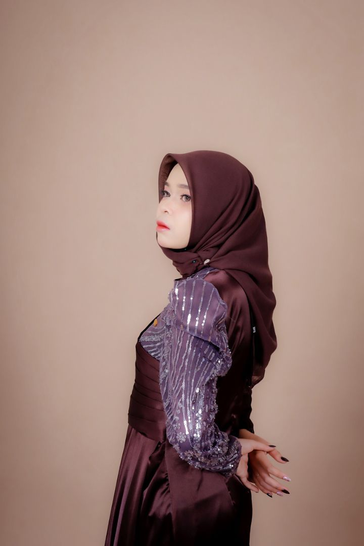 Hijab Segi Empat Paris Jadul ORI Varisha - Hijab Terlaris - foto 4 dari 10, dindamdiva