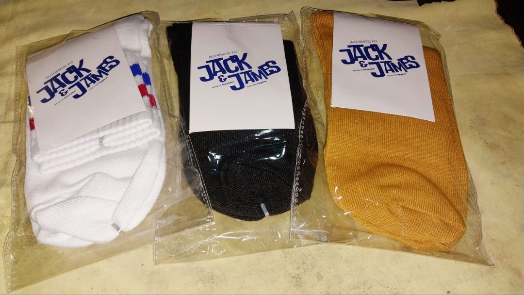 Foto ulasan pembeli k*****i, varian MK Mustard Polos, MK Hitam Polos