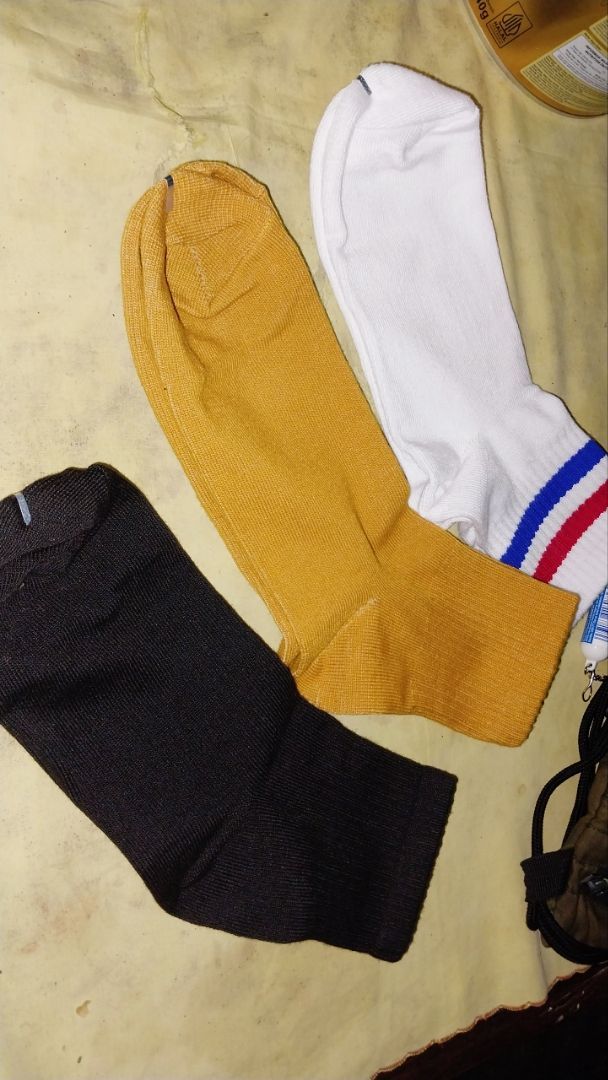 Foto ulasan pembeli k*****i, varian MK Mustard Polos, MK Hitam Polos